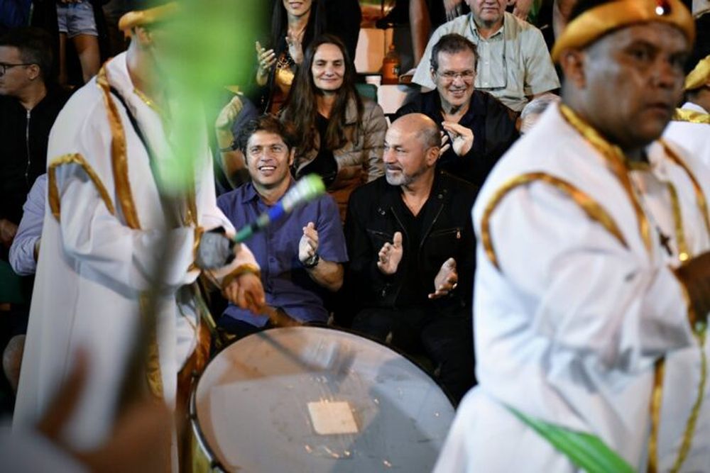 Axel Kicillof junto a Mario Secco en un día de Carnaval.