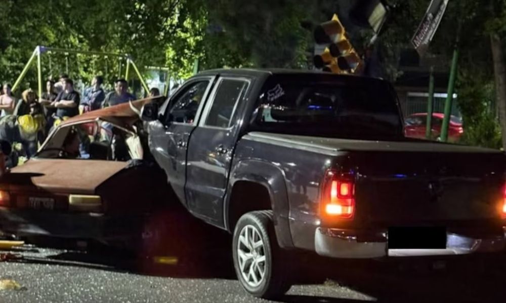 La camioneta Amarok embistió al Renault 12 en José C. Paz.