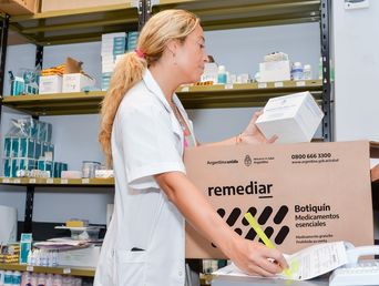 El Remediar fue lanzado en 2002 y distribuyó medicamentos para más de 15 millones de personas. El Remediar fue lanzado en 2002 y distribuyó medicamentos para más de 15 millones de personas.