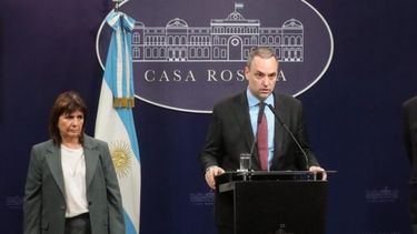 Patricia Bullrich y Manuel Adorni.