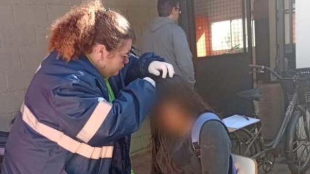 La mujer denunciada golpea a la adolescente en el aula de la Escuela Secundaria 16 de Junín.