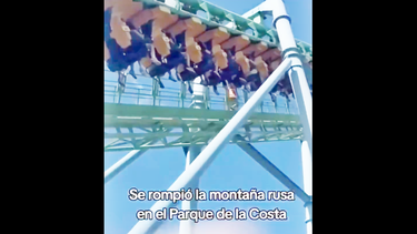 El momento en el que el carro de la montaña rusa del Parque de la Costa quedó frenado en altura. (Imagen de video/Tik Tok)