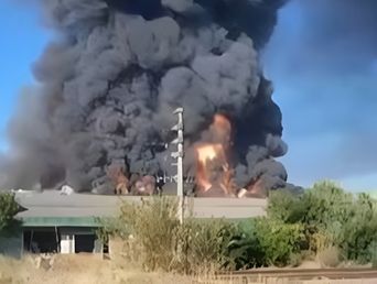 La columna de humo se ve desde varios kilómetros a la redonda. La columna de humo se ve desde varios kilómetros a la redonda.
