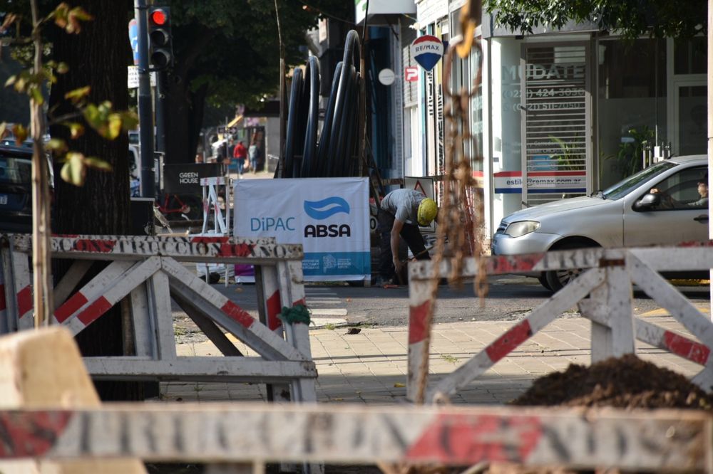 Un operario de ABSA trabaja en una vereda.&nbsp;