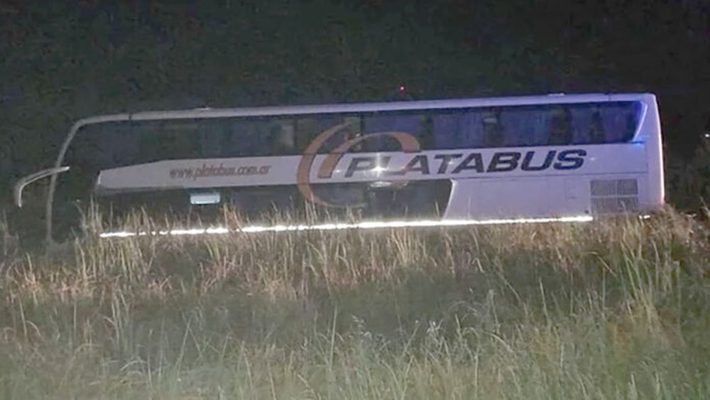 La unidad de la empresa Platabus que despistó en Castelli. - 0223 -