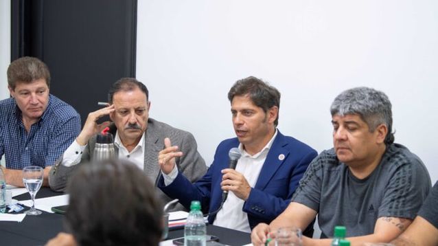 Kicillof a lado de su par de La Rioja, Ricardo Quintela en una cumbre del peronismo, el jueves en la casa de la Provincia de Buenos Aires en CABA. (Prensa Gobernación)