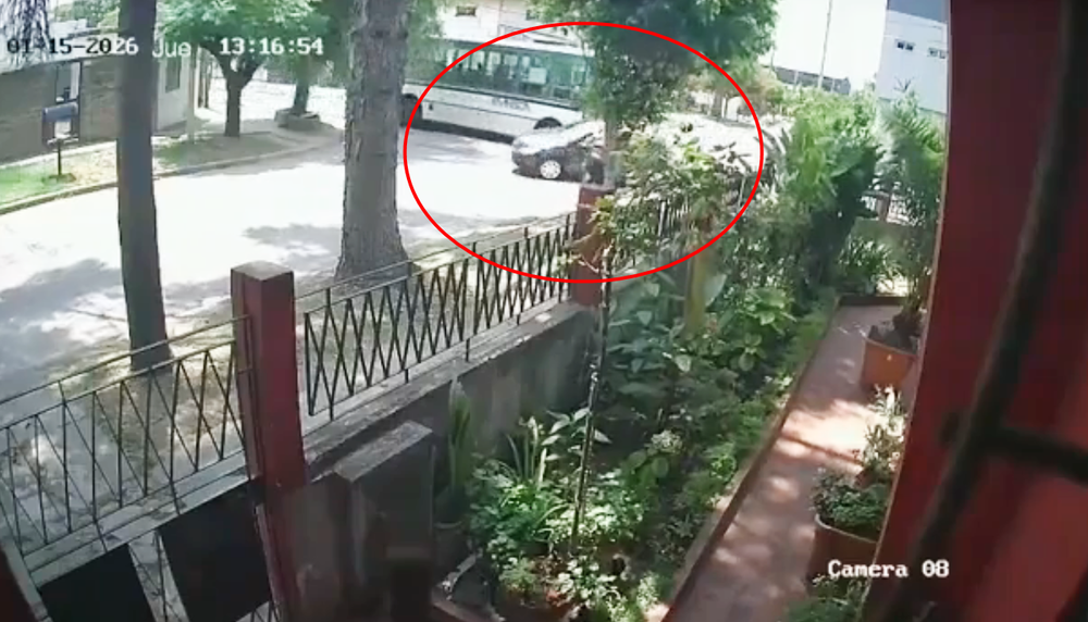 El momento del impacto del colectivo contra el coche, que atropelló a una mujer.&nbsp;