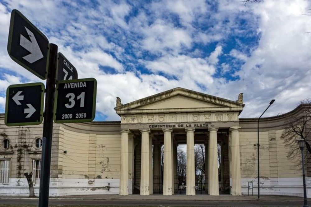 La entrada al cementerio de La Plata. (Marcelo Metayer)
