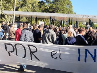 Los reclamos por los empleados del INTI, en la puerta de la sede sobre avenida General Paz, en el partido de San Martín.
