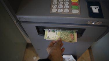 Una persona retira dinero de un cajero automático. (Agencia Xinhua)