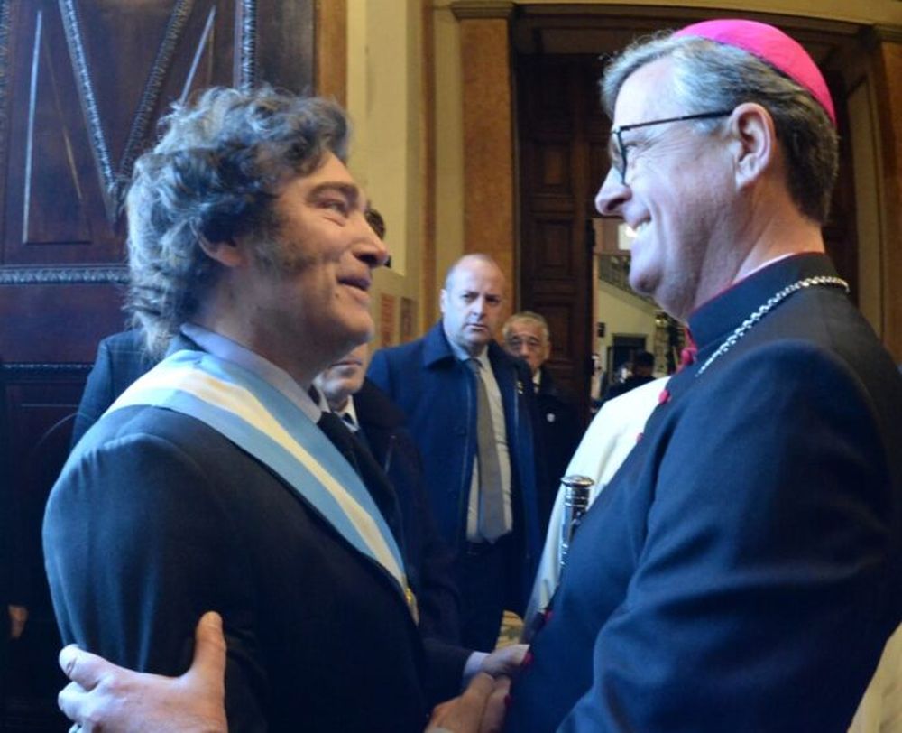 El presidente Javier Milei se saluda con el arzobispo Jorge Ignacio García Cuerva. (Presidencia)