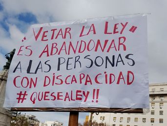 Una cartel en apoyo a las personas con discapacidad.  