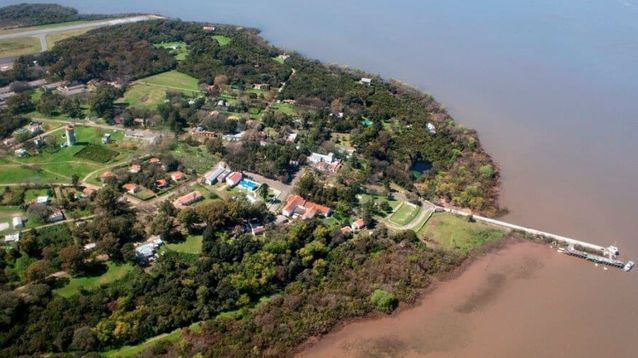 El casco urbano y el muelle de la Isla Martín García.