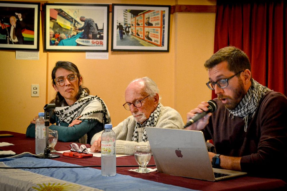 Victoria Pi de la Serra y Lautaro Rivara, en los extremos de la mesa, junto a Carlos Trotta.&nbsp;