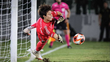 Santiago Beltrán ataja el penal ante Bragantino para sostener a River.