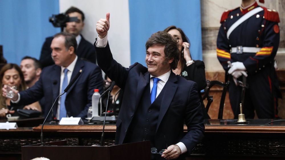 El presidente Milei saluda eufórico en la Asamblea Legislativa.