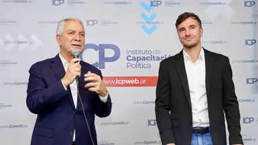 El intendente de La Plata, Julio Alak, encabezó el encuentro junto a su par de Morón, Lucas Ghi.