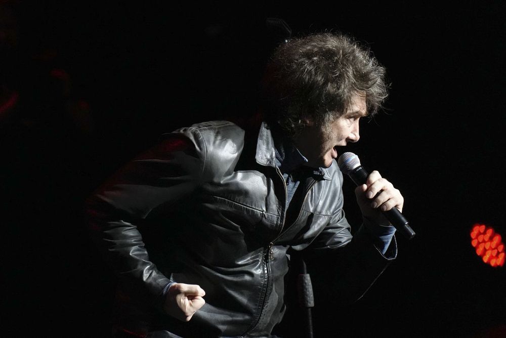 En el Movistar Arena, Milei presentó su libro y apuntó contra los “kuka tira piedras al interpretar la canción Dame fuego, de Sandro.