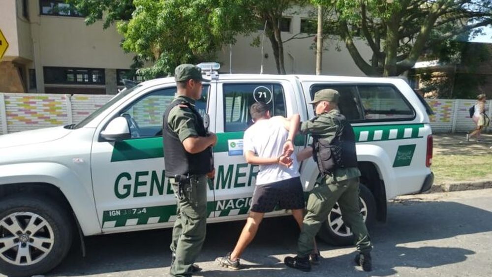 Un menor en momento en el que es demorado.