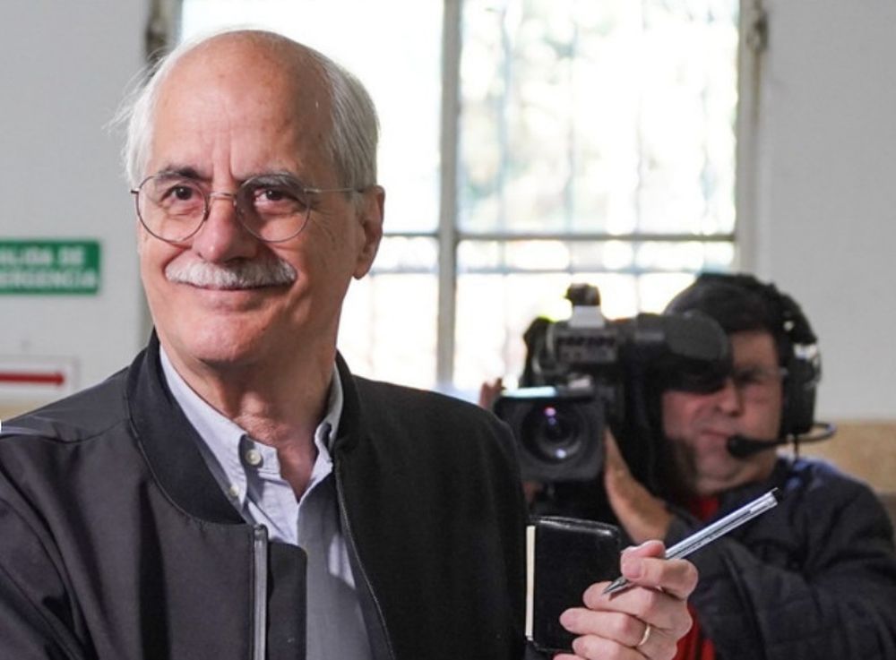 El primer candidato a diputado nacional por la provincia de Buenos Aires de Fuerza Patria, Jorge Taiana, votó en una escuela de Vicente López.