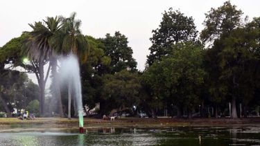 En La Plata el cianosemáforo servirá para controlar la laguna artificial de la República de los Niños, la del Parque Saavedra y el lago del Bosque (Foto Télam)