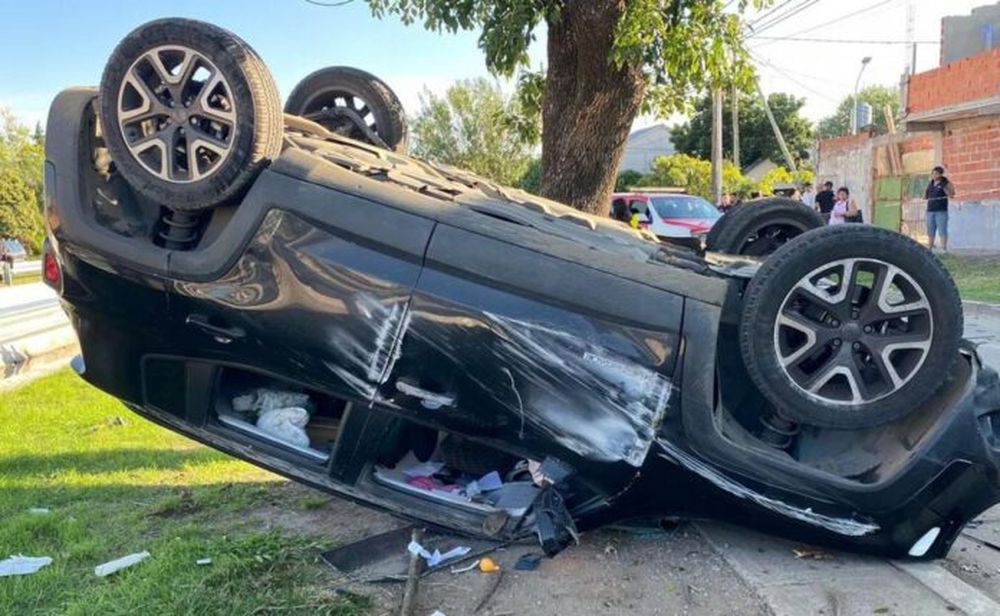 Así quedó el Jeep Renegade que atropelló a la mujer y a su hija de 11 meses. - Redes -