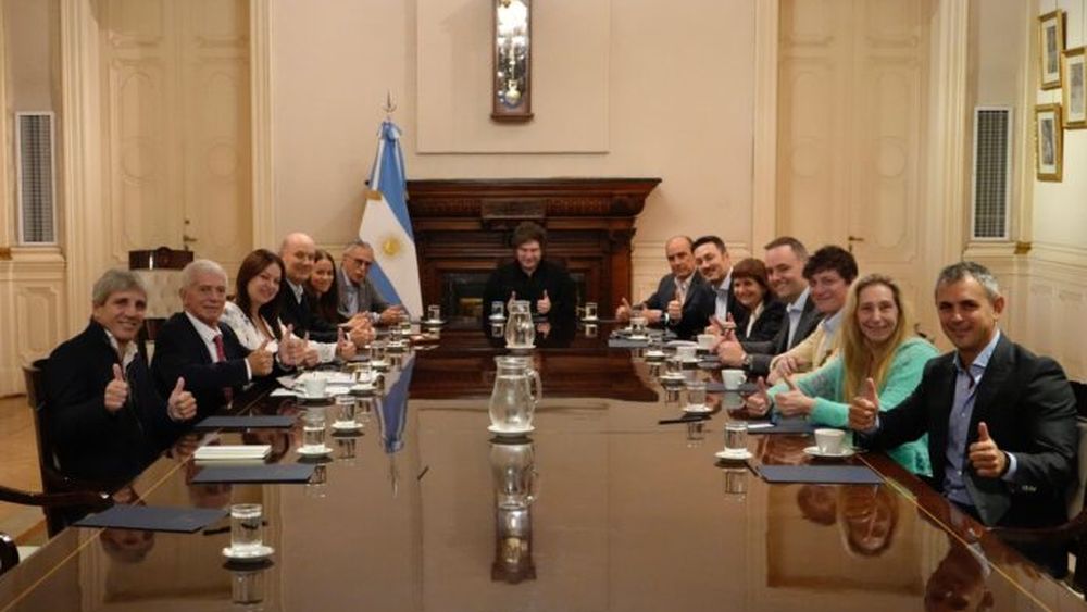 La foto de la reunión de Gabinete que Milei reprodujo desde varias cuentas. (X @MenemMartin)