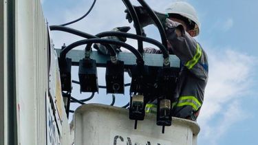 Un operario haciendo mantenimiento en el servicio de luz.