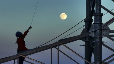 Un trabajador sobre un puente. (Agencia Xinhua)