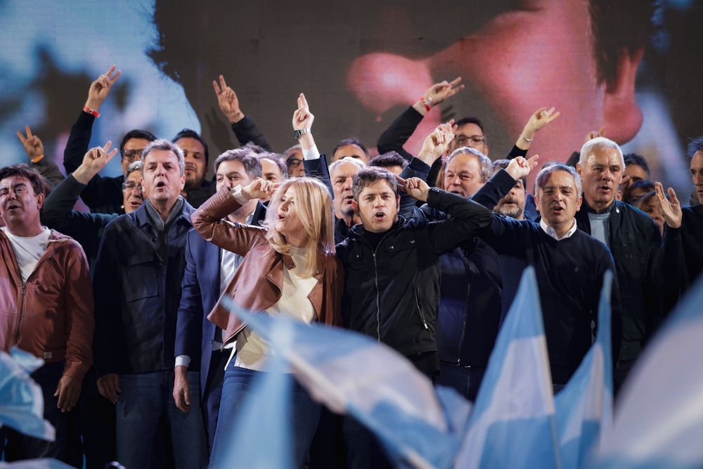 Axel Kicillof junto a dirigentes en pleno festejo.&nbsp;
