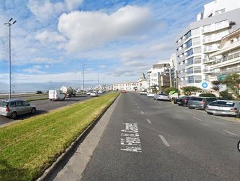 El insólito episodio ocurrió en un edificio ubicado sobre la avenida Félix U. Camet al 190, en la costanera de Mar del Plata. El insólito episodio ocurrió en un edificio ubicado sobre la avenida Félix U. Camet al 190, en la costanera de Mar del Plata.
