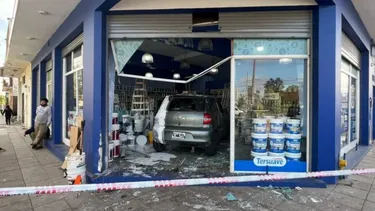 El Volkswagen Fox terminó dentro de la pinturería. (La Capital)