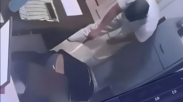 El momento en el que el hombre encapuchado le dispara a Echeverría. (Captura de video)