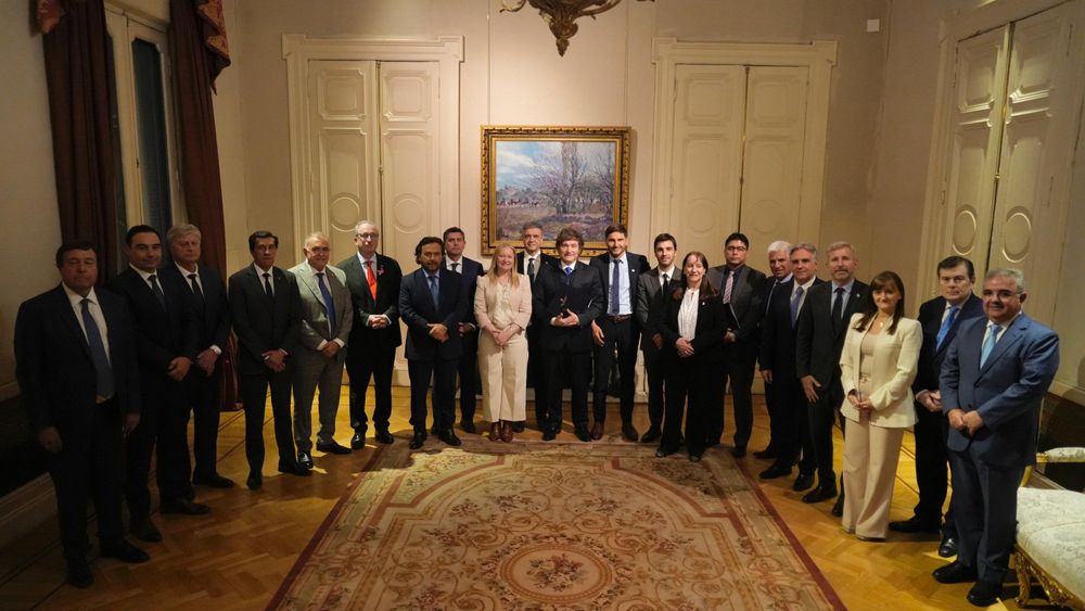 El presidente Javier Milei se sentó este jueves en Casa Rosada con 20 gobernadores y la totalidad de su Gabinete. El presidente Javier Milei se sentó este jueves en Casa Rosada con 20 gobernadores y la totalidad de su Gabinete.