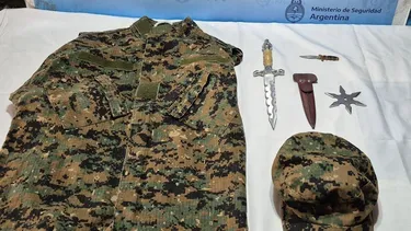 Parte de los objetos incautados en la casa de un adolescente, en Lanús, identificado como posible efector de una masacre escolar por el FBI.&nbsp;