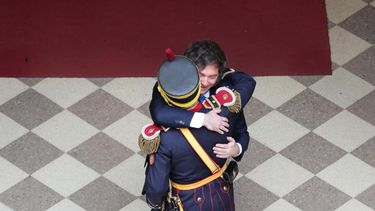 Milei saluda a miembros del Regimiento de Granaderos a Caballo, en el día de su aniversario. Milei saluda a miembros del Regimiento de Granaderos a Caballo, en el día de su aniversario.