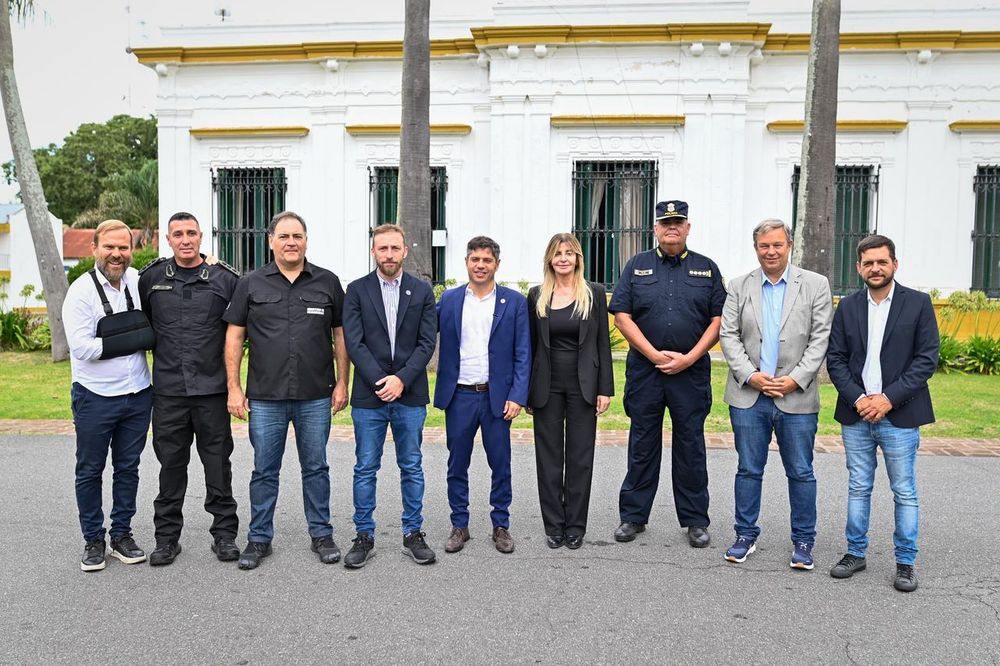 Kicillof y Alonso con los intendentes Mariano Cascallares (Alte. Brown), Gastón Granados (Ezeiza), Federico Otermín (Lomas de Zamora), Alejo Chornobroff (Avellaneda), Fabián Cagliardi (Berisso), Marisa Fassi (Cañuelas) y Eva Mieri (Quilmes). (Ministerio de Seguridad bonaerense) 
