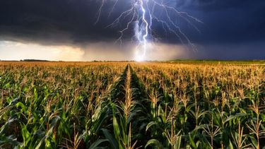 Se viene, puntual, la tormenta de Santa Rosa sobre el centro del país. (Adobe Firefly)