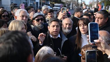 El gobernador Axel Kicillof junto a vecinos de La Plata.&nbsp;