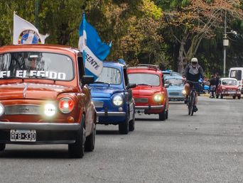 Cientos y cientos de Fiat 600 desfilaron por La Plata.