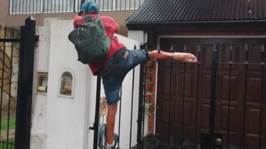 Quiso entrar a robar y le quedó la pierna enganchada y atravesada por la punta de una reja.