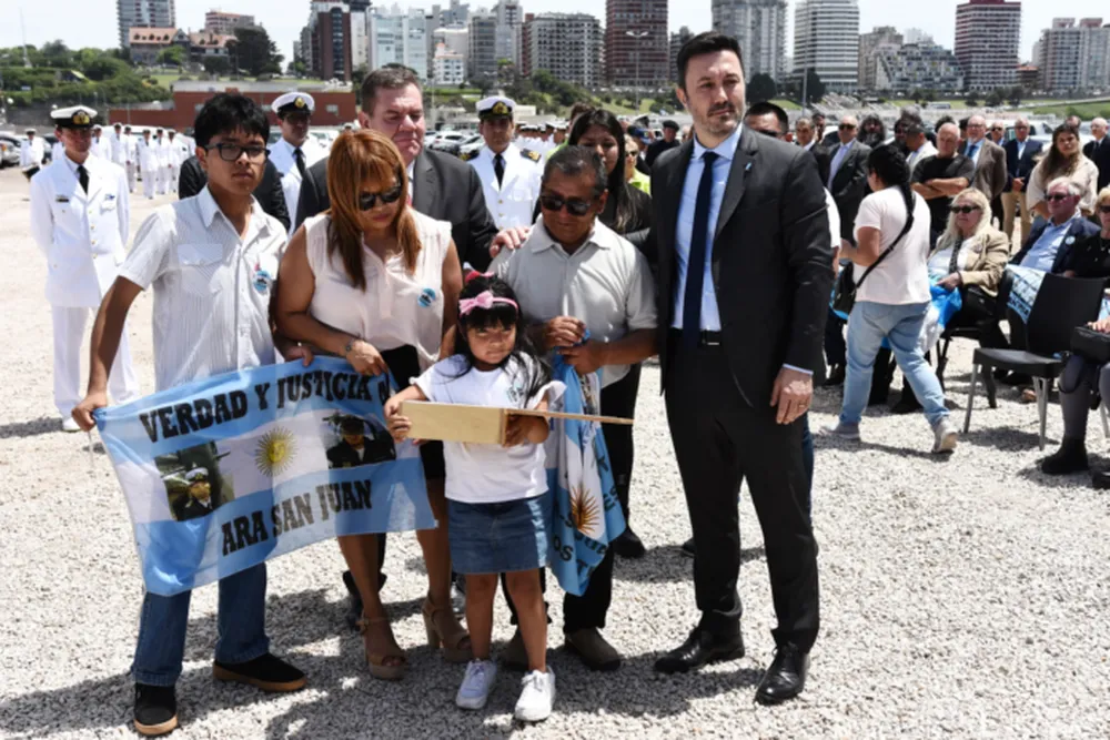 El ministro Luis Petri junto a familiares de los tripulantes del ARA San Juan. (La Capital)