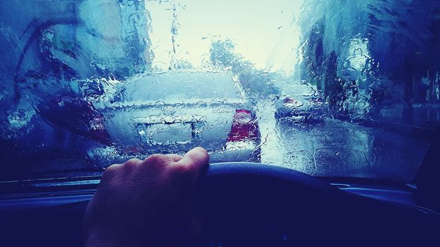 Luchemos por la Vida subraya que el pavimento mojado exige aumentar la distancia de seguridad