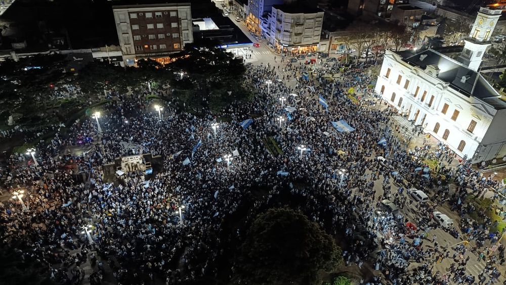 Una multitud celebró en la Plaza San Martín de Azul el pase a la final de la Selección nacional.&nbsp;