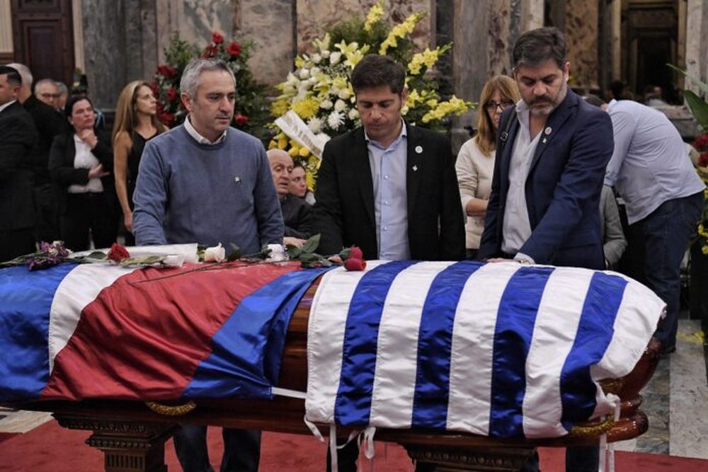 El gobernador de la provincia de Buenos Aires, Axel Kicillof, asistió al funeral del expresidente uruguayo José “Pepe” Mujica junto a los ministros de Gobierno, Carlos Bianco, y de Desarrollo de la Comunidad, Andrés Larroque; y el diputado nacional Hugo Yasky. (Gobernación)