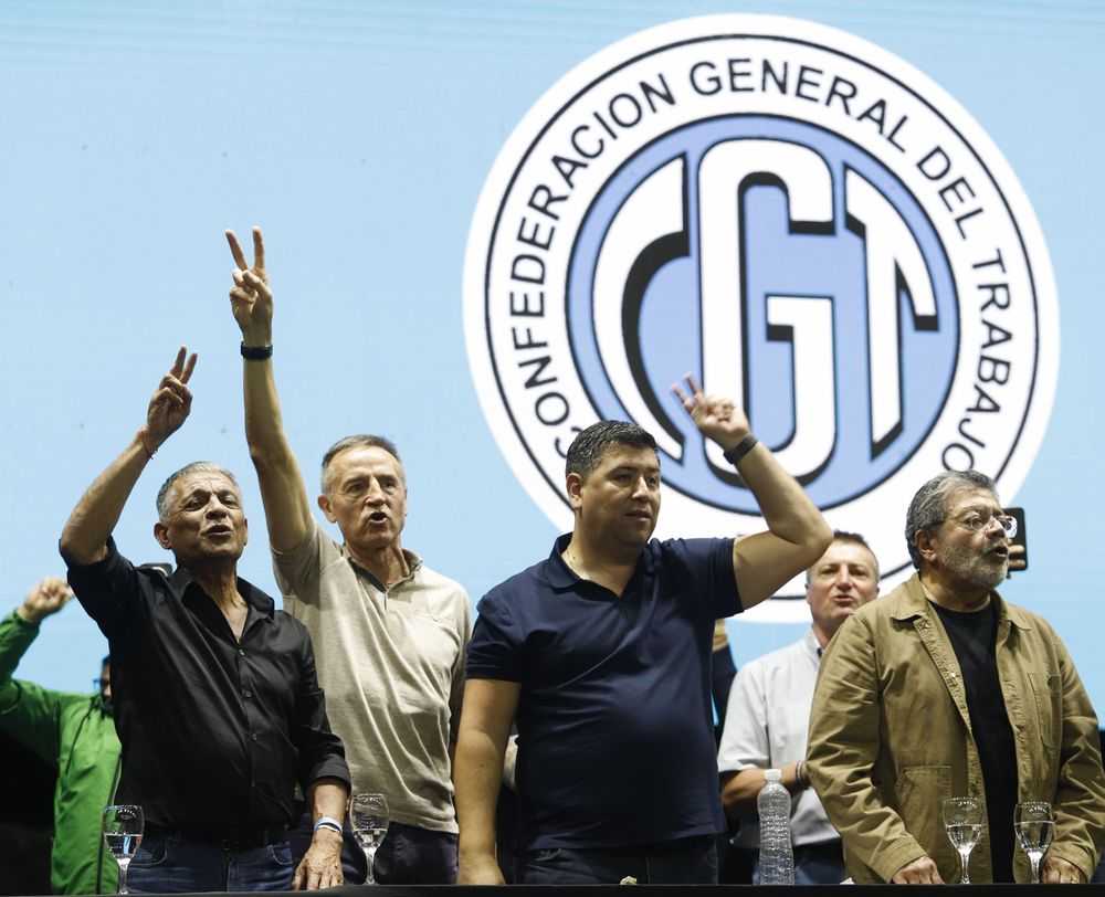 Octavio Argüello (Camioneros, izq.), Jorge Sola (Seguros) y Cristian Jerónimo (Vidrio), el nuevo triunvirato de la CGT.