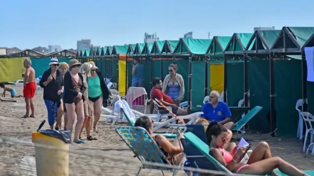 Carpas en Punta Mogotes, Mar del Plata. (La Capital)