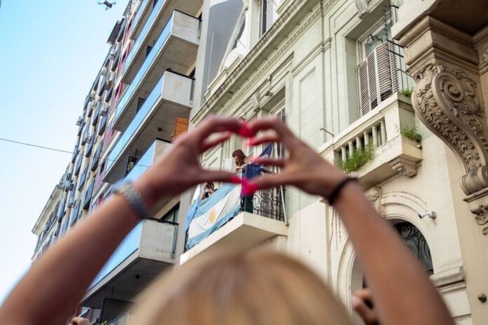 Cristina Fernández saluda a sus seguidores.