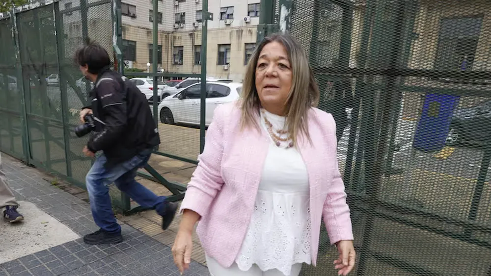 La escribana Nechevenko a la salida de tribunales. La escribana Nechevenko a la salida de tribunales.