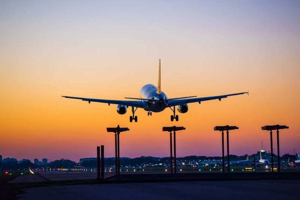 Un avión despegando.